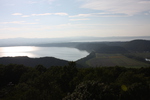 天都山展望台から見た夏の網走湖と湖畔の農地