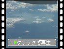 旅客機の窓から見た雲間の十和田湖