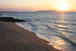 海岸の夕陽と光の帯