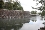 半氷結した松江城の堀
