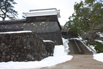松江城の太鼓櫓と石垣の冬景色
