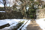積雪の松江城「北の門」と石垣