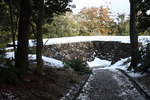 積雪の城門跡と石垣