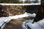 積雪の「松江城」の城門跡と石垣