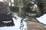 積雪の「松江城」城門跡と石垣