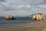「日出の石門」の岩と恋路ヶ浜