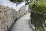 上から見た石段の細い坂道