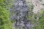 春の「古閑の滝」、「男滝の濡れた岩壁」