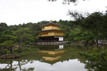 夏の金閣寺「鏡湖池」と逆さの「金閣」影