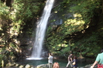 深緑期の西祖谷「琵琶の滝」と木漏れ日