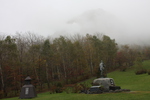 霧の昭和新山と三松正夫氏銅像
