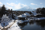 積雪の忍野八海「渡辺泉氏住宅」と富士山