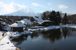 積雪の忍野八海「渡辺泉氏住宅」と富士山