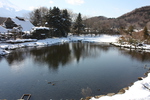 積雪の忍野八海「渡辺泉氏住宅」と池