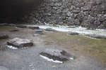 薄雪の福岡城「天守台礎石」と石垣