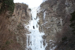 「古閑の滝」の女滝と氷瀑の岩壁