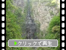 新緑の阿蘇「古閑の滝」、女滝の濡れた岩壁と小さな流れ