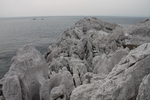 海に突き出た石灰岩の岩場