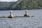 野尻湖「湖面に立つ宇賀神社の石灯籠」