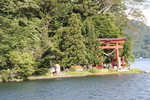 野尻湖「弁天島にある宇賀神社の赤い鳥居」