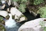 峡谷渓流の巨石