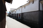 倉吉玉川沿い「白壁と板壁の家並み」