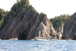浦富海岸の「岩燕洞門」と遊覧船