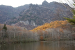 秋の戸隠高原・「鏡池」と戸隠山