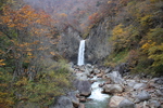 妙高「苗名滝」と渓流の秋模様