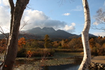 晩秋の「いもり池」と妙高山