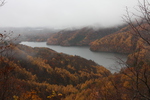 秋の「小野川湖」と紅葉の森