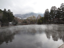 冬霧の湯布院温泉「金鱗湖」