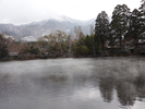 冬霧の湯布院温泉「金鱗湖」
