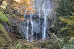 大きな岩壁を伝う「秋の白滝」