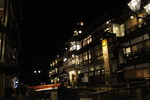 夜の「銀山温泉街」と朱橋