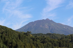 秋雲の岩木山（津軽富士）と麓の森