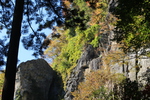 立石寺（山寺）「岩壁と秋景色」