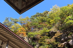 青空と寺門と岩壁の秋模様