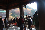 京都・清水寺「本堂舞台の人々」と秋景色