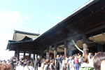 京都・清水寺「本堂舞台の人々」と青空