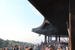 京都・清水寺「本堂舞台の人々」