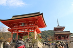 秋の清水寺「仁王門と三重塔」