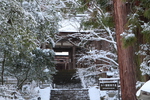 湖東三山の西明寺「二天門と雪景色」