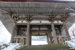 冬積雪の西明寺「仁天門」
