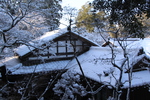 雪の湖東・西明寺「本坊の屋根」