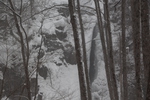 積雪の奥入瀬渓流「岩壁と細い滝」