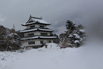 積雪の弘前城「天守閣」遠景