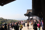 春の京都・清水寺「本堂舞台と人々」