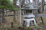 春の湯元温泉「温泉寺の灯篭」