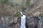 早緑の華厳の滝「滝口周辺」